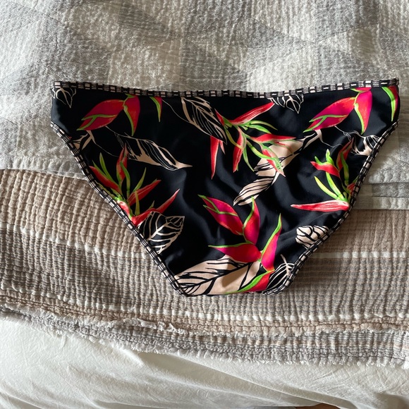 Athleta fun swim bikini bottoms.  Never worn. - Picture 2 of 4